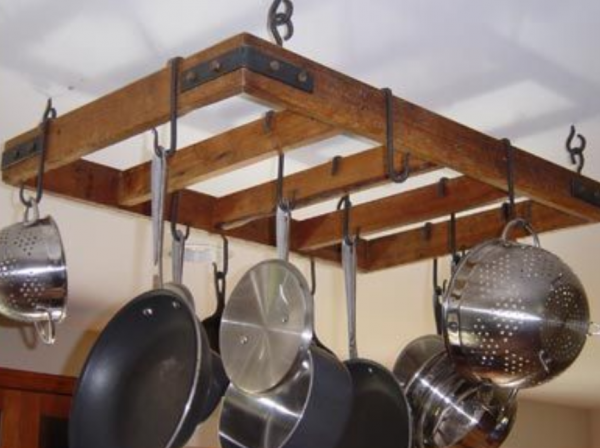 Gantungan Panci Bergaya Rustik